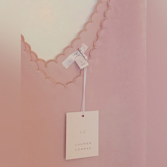 Scalloped blush blouse - Picture 2 of 2